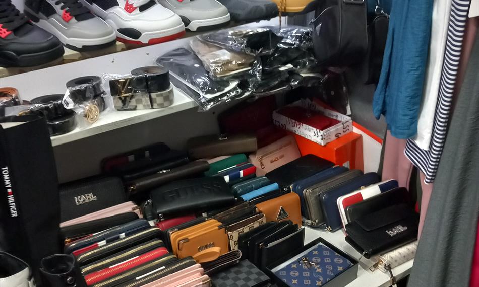 plné prodejní regály nabízeného zboží